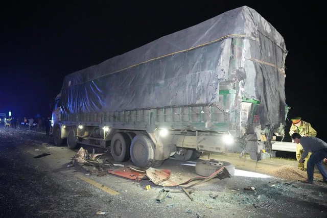 Hiện trường vụ tai nạn trên cao tốc Cam Lộ - La Sơn khiến 2 vợ chồng trẻ tử vong, 9 người bị thương- Ảnh 4.