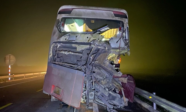 Hiện trường vụ tai nạn trên cao tốc Cam Lộ - La Sơn khiến 2 vợ chồng trẻ tử vong, 9 người bị thương- Ảnh 2.