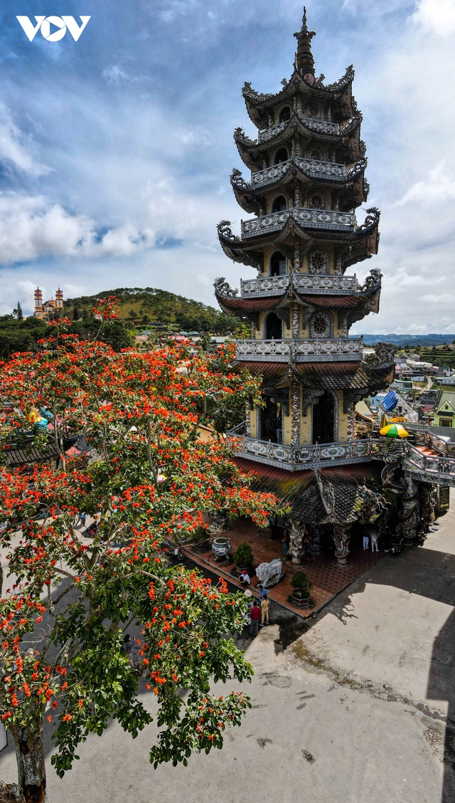 Sử dụng hàng triệu mảnh sành sứ, ngôi chùa cách trung tâm Đà Lạt 8km giữ tới 11 kỷ lục Việt Nam- Ảnh 5.