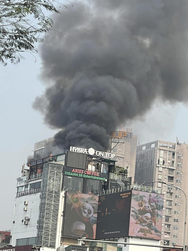 Tin mới nhất vụ cháy tại tòa nhà OCD ở Hà Nội, cột khói lửa bốc cao hàng chục mét- Ảnh 1.