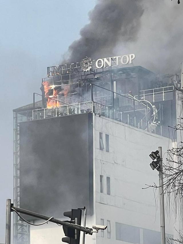 Tin mới nhất vụ cháy tại tòa nhà OCD ở Hà Nội, cột khói lửa bốc cao hàng chục mét- Ảnh 2.