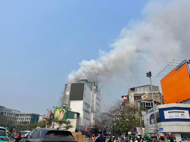 Tin mới nhất vụ cháy tại tòa nhà OCD ở Hà Nội, cột khói lửa bốc cao hàng chục mét- Ảnh 5.