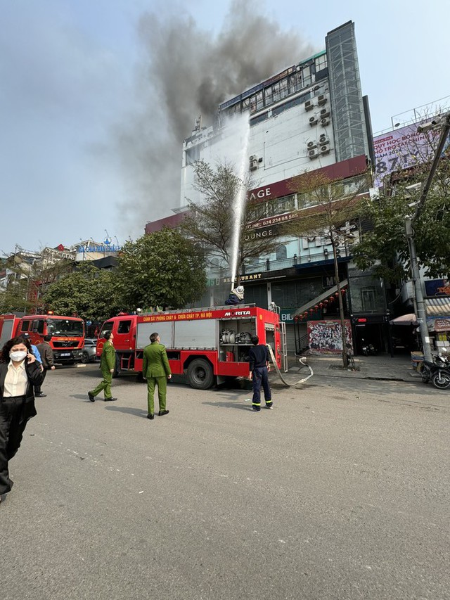 Tin mới nhất vụ cháy tại tòa nhà OCD ở Hà Nội, cột khói lửa bốc cao hàng chục mét- Ảnh 6.