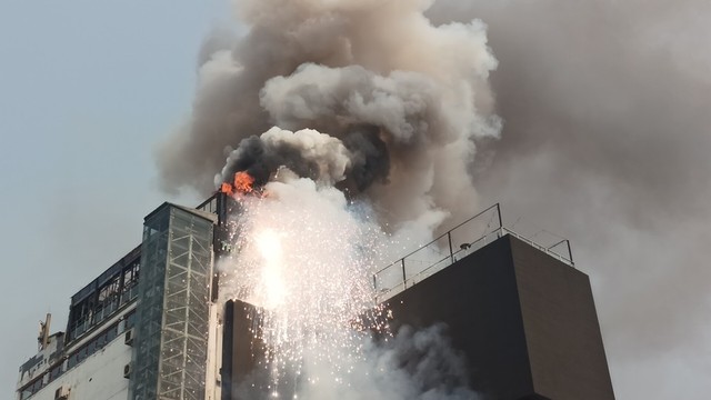 Tin mới nhất vụ cháy tại tòa nhà OCD ở Hà Nội, cột khói lửa bốc cao hàng chục mét- Ảnh 4.