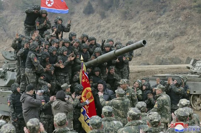 Lúc Mỹ - Hàn tập trận, ông Kim Jong Un tự lái xe tăng 'mạnh nhất thế giới', kêu gọi chuẩn bị chiến tranh- Ảnh 2.