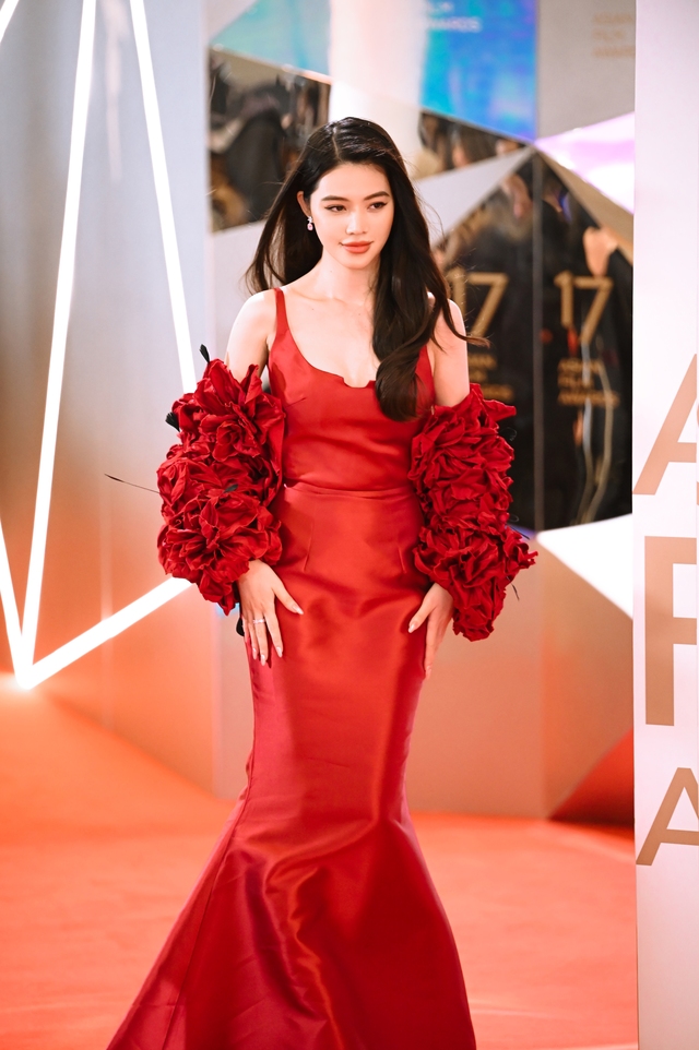 Jolie Nguyễn đọ sắc cùng loạt sao quốc tế trên thảm đỏ Liên hoan phim châu Á- Ảnh 2.