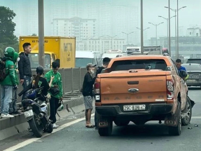 Hà Nội: Chạy trốn cảnh sát, xe bán tải tông liên hoàn trên phố- Ảnh 1.