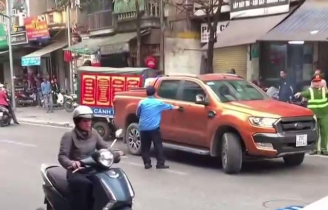Hà Nội: Chạy trốn cảnh sát, xe bán tải tông liên hoàn trên phố- Ảnh 2.