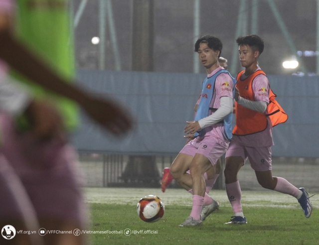 Công Phượng chưa được tập luyện cùng Văn Toàn; tuyển thủ U23 Việt Nam chảy máu đầu trong buổi tập- Ảnh 2.