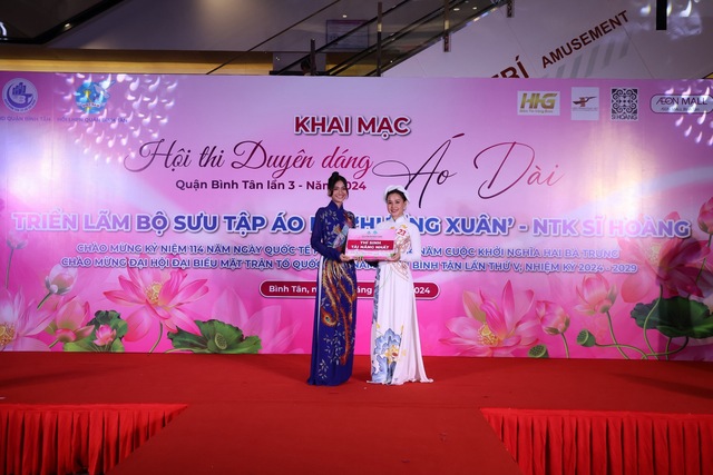 Hoa hậu Nguyễn Thanh Hà ngồi 
