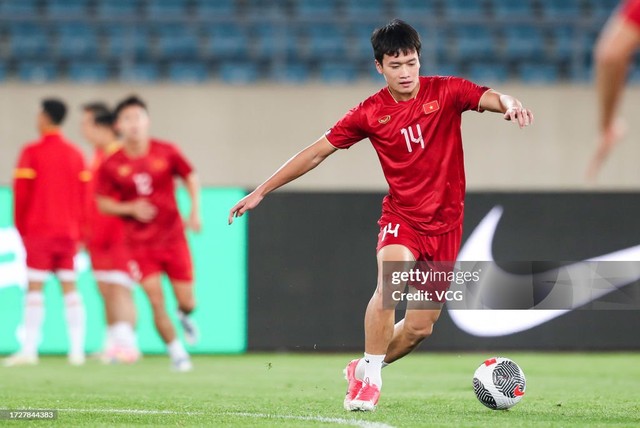 Đội hình đội tuyển Việt Nam vs Indonesia: Quang Hải dự bị, HLV Troussier dùng 3 