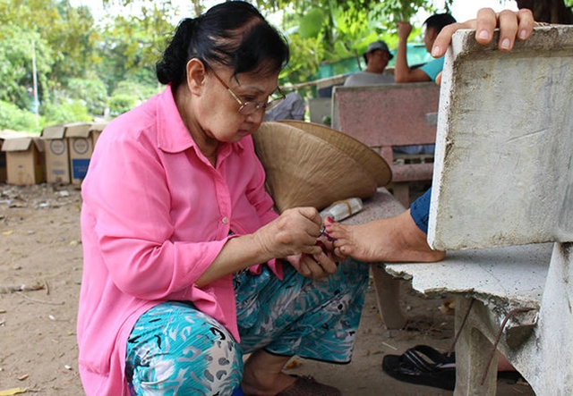 Nữ nghệ sĩ làm chủ cả đoàn hát, mất trắng tài sản, U70 không chồng con, dọn vệ sinh, đấm bóp mưu sinh- Ảnh 4.