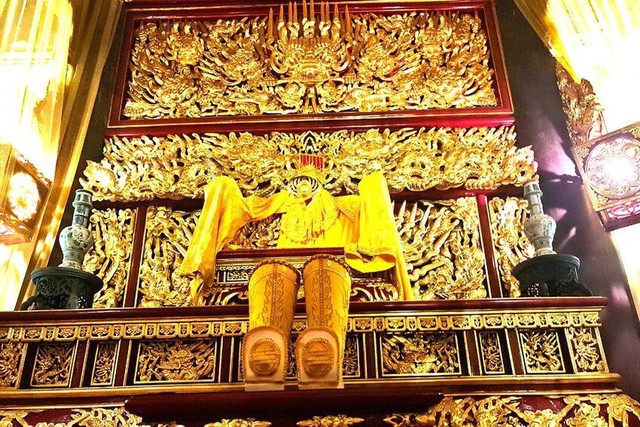 Chính điện bằng gỗ lớn nhất Việt Nam: Long sàng, ngai vua, đồ nội thất bên trong đều được dát vàng- Ảnh 4.