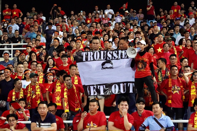 CĐV Việt Nam thất vọng, căng cờ đòi sa thải HLV Troussier ngay trên sân Mỹ Đình- Ảnh 1.