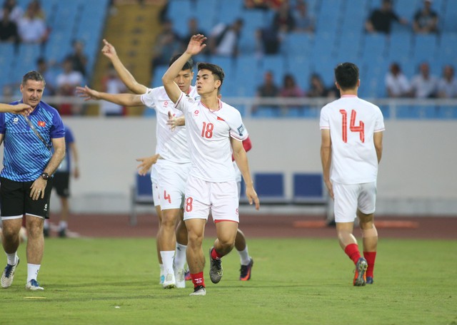 TRỰC TIẾP Việt Nam 0-2 Indonesia: HLV Troussier thay người sớm, tuyển Việt Nam chơi 