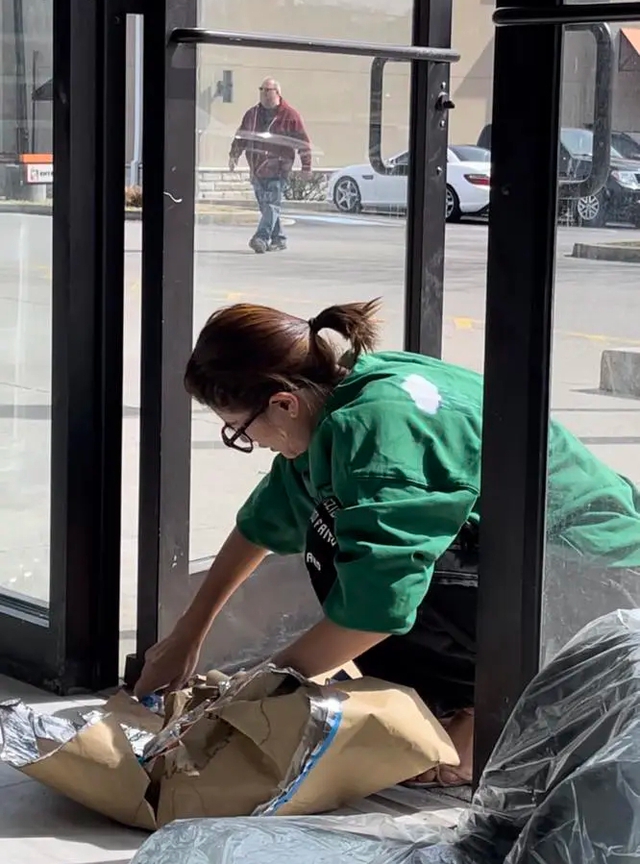 Nhận dọn vệ sinh ở Mỹ với giá 20 đô la, Trang Trần: Không có gì đáng xấu hổ!- Ảnh 1.