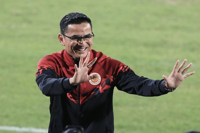 HLV Kiatisuk khôn khéo nói về khả năng dẫn dắt tuyển Việt Nam, nhắc đến giấc mơ World Cup- Ảnh 1.