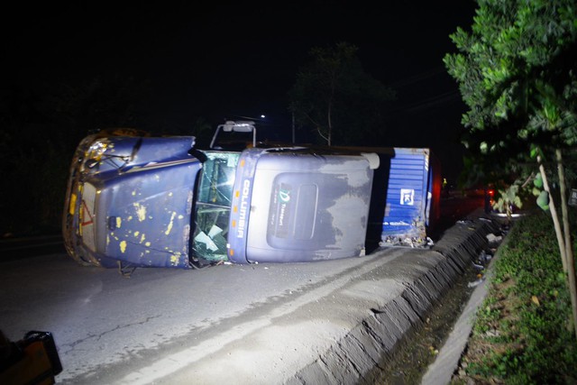 Tai nạn thảm khốc trên quốc lộ 2 khiến 5 người chết: Tốc độ xe container vẫn là ẩn số- Ảnh 1.