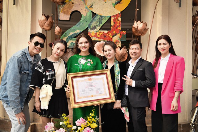 Cha mẹ từ Nghệ An ra mừng Phạm Phương Thảo nhận danh hiệu NSND- Ảnh 9.