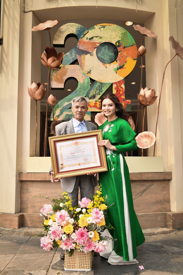 Cha mẹ từ Nghệ An ra mừng Phạm Phương Thảo nhận danh hiệu NSND- Ảnh 7.