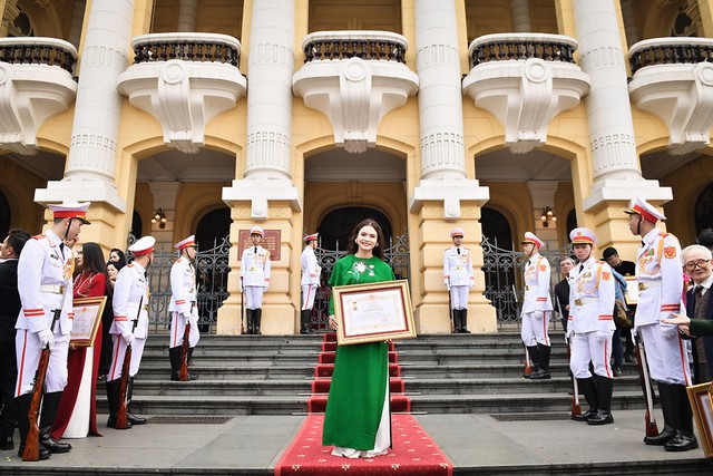 Cha mẹ từ Nghệ An ra mừng Phạm Phương Thảo nhận danh hiệu NSND- Ảnh 2.