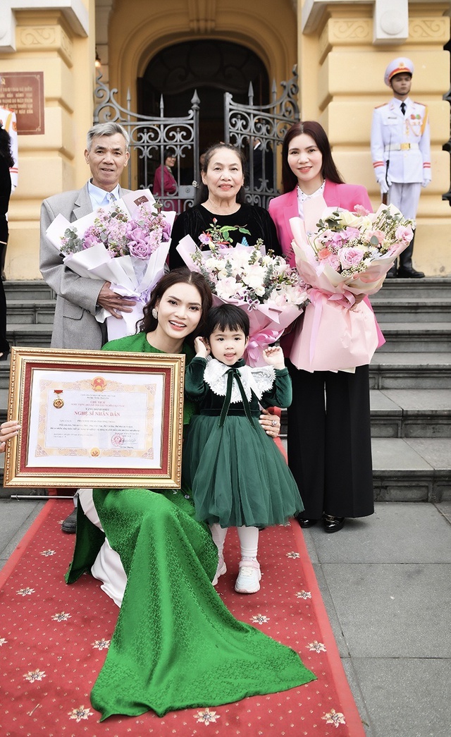 Cha mẹ từ Nghệ An ra mừng Phạm Phương Thảo nhận danh hiệu NSND- Ảnh 4.