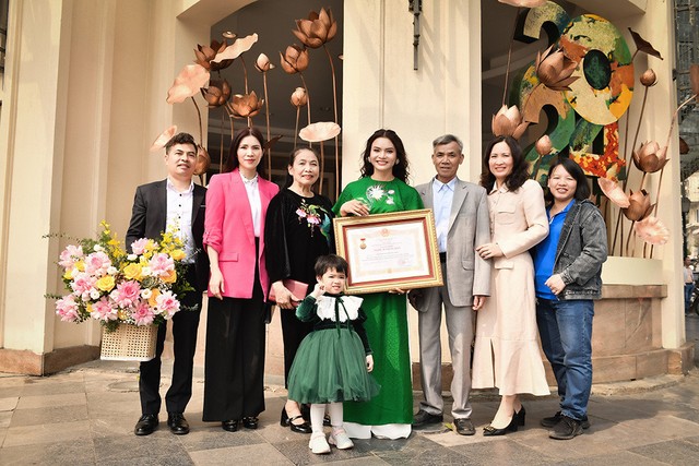Cha mẹ từ Nghệ An ra mừng Phạm Phương Thảo nhận danh hiệu NSND- Ảnh 3.