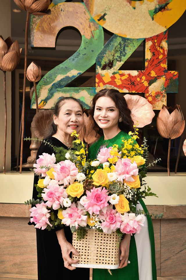 Cha mẹ từ Nghệ An ra mừng Phạm Phương Thảo nhận danh hiệu NSND- Ảnh 6.