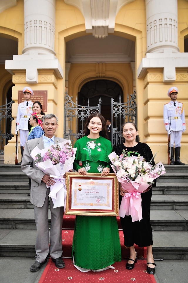 Cha mẹ từ Nghệ An ra mừng Phạm Phương Thảo nhận danh hiệu NSND- Ảnh 5.