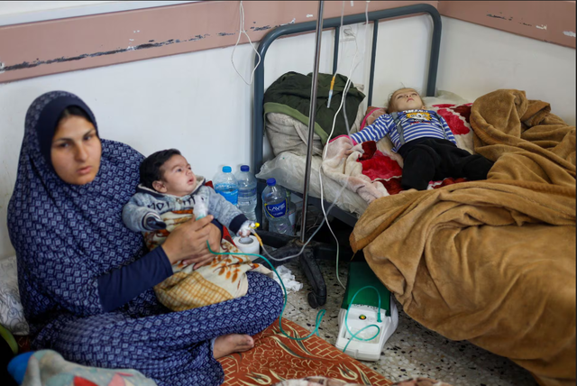 Thảm họa kinh hoàng hoành hành ở Gaza: Nguồn sống cách đó vài km nhưng vẫn nằm ngoài tầm với!- Ảnh 5.