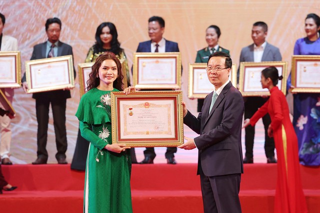 Cha mẹ từ Nghệ An ra mừng Phạm Phương Thảo nhận danh hiệu NSND- Ảnh 1.