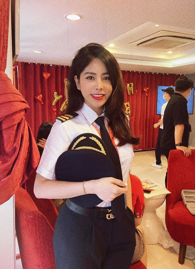 Nữ cơ phó được báo Trung Quốc gọi là “phi công xinh đẹp nhất Việt Nam”: Nhan sắc tuổi U40 gây bất ngờ- Ảnh 2.