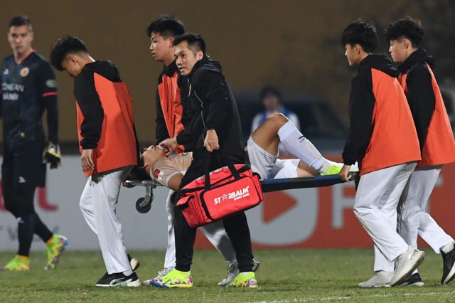 Trung vệ tuyển Việt Nam lên xe cấp cứu, nhập viện gấp sau pha va chạm tại V.League- Ảnh 1.