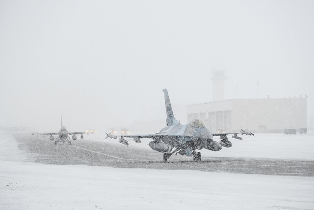 F-16 Ukraine có thể gặp cảnh 'chiếc lá cuốn bay' trước cả khi bị Nga ra tay lùng diệt?- Ảnh 3.