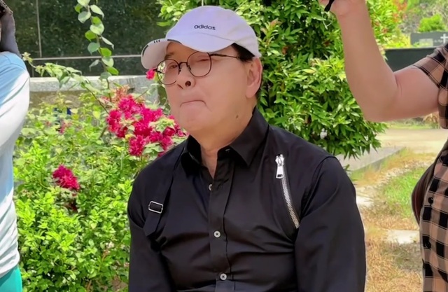 Chồng Thanh Kim Huệ mang bằng khen truy tặng NSND ra mộ vợ, bật khóc và tâm sự - Ảnh 3.