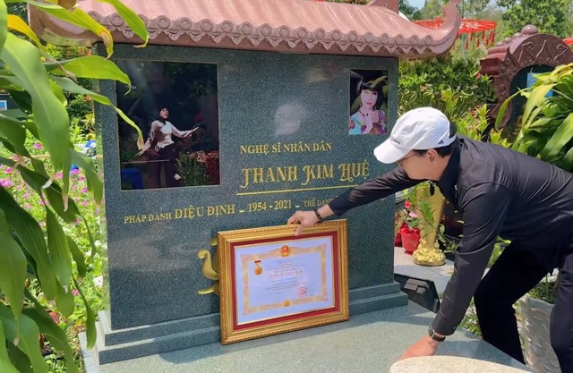 Chồng Thanh Kim Huệ mang bằng khen truy tặng NSND ra mộ vợ, bật khóc và tâm sự - Ảnh 1.