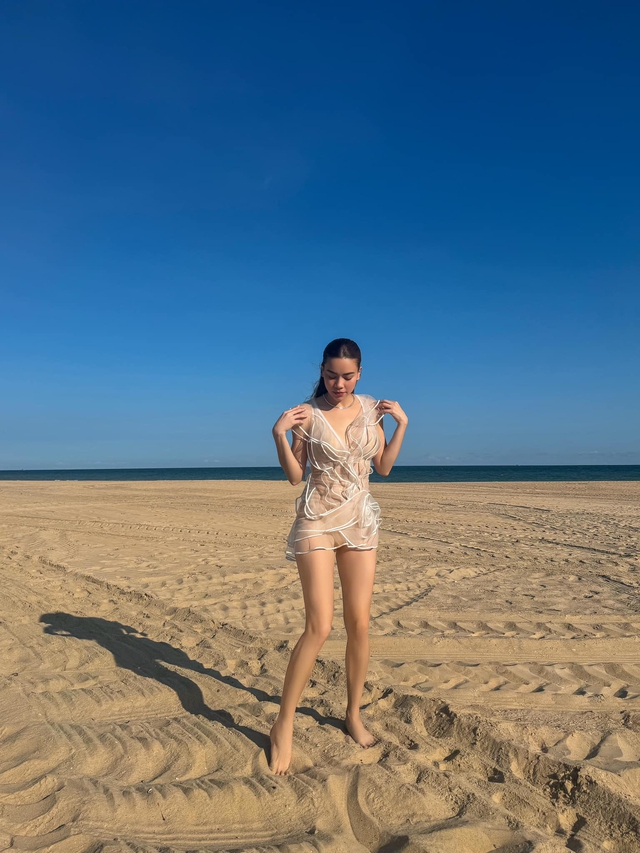 Hồ Ngọc Hà diện bikini cam rực, khoe đường cong 