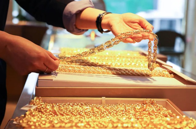 Một người chi 1,8 tỷ gom vàng miếng: Cảnh sát TQ khuyến cáo các chủ tiệm vàng phải cảnh giác- Ảnh 2.