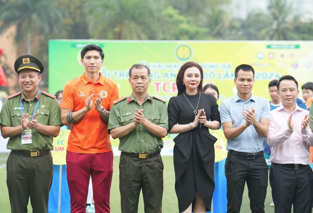 Hoa hậu Phan Kim Oanh bất ngờ trước ứng xử của cầu thủ Đoàn Văn Hậu- Ảnh 2.
