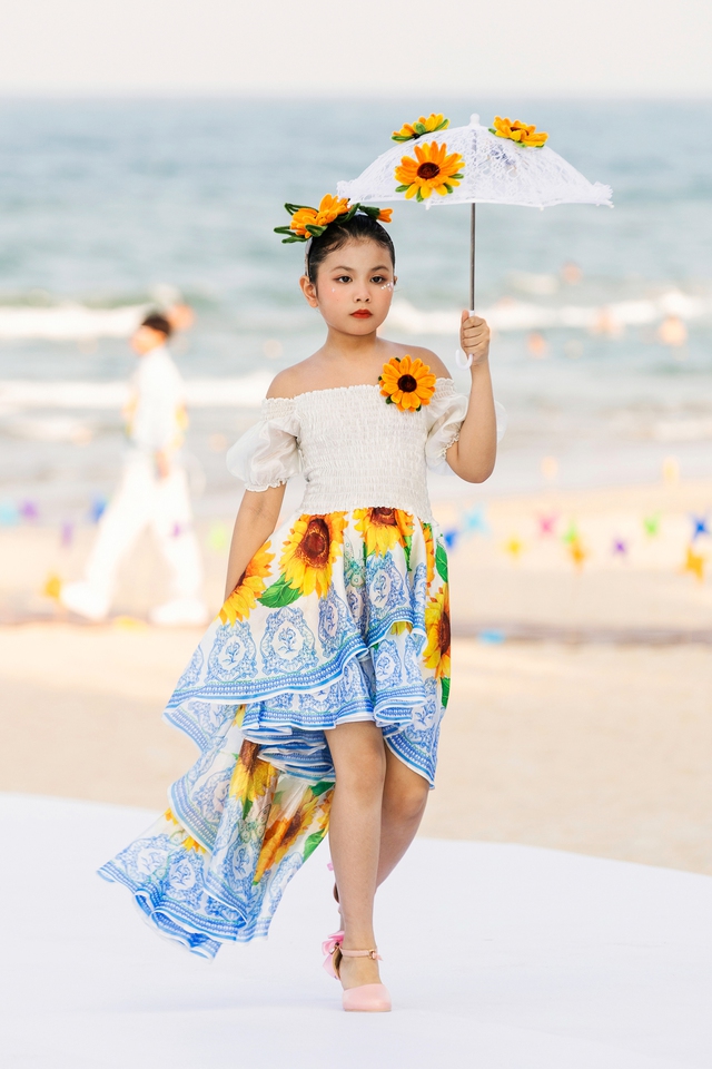 Cindy Thái Tài catwalk cùng dàn mẫu nhí trong BST 