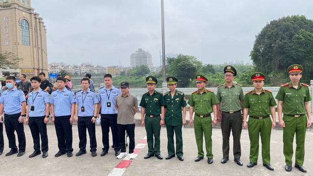 Công an Việt Nam vừa bàn giao một đối tượng truy nã cho công an Trung Quốc- Ảnh 1.