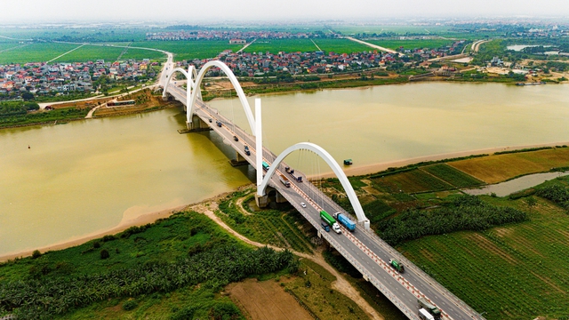 Cần cẩu siêu trọng đi suốt một tháng để dựng nên cầu 1.900 tỷ, có vòm thép cao nhất Việt Nam- Ảnh 6.