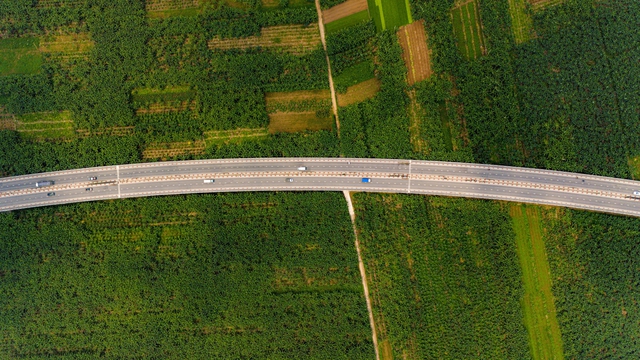 Cần cẩu siêu trọng đi suốt một tháng để dựng nên cầu 1.900 tỷ, có vòm thép cao nhất Việt Nam- Ảnh 10.