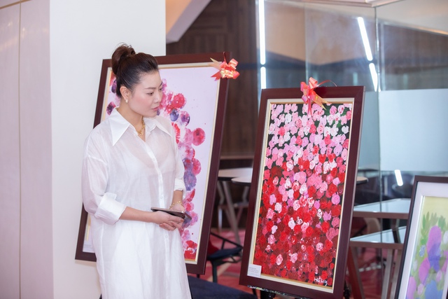 Diễn viên Thanh Hương, Lưu Huyền Trang bất ngờ với triển lãm tranh của trẻ tự kỷ- Ảnh 3.