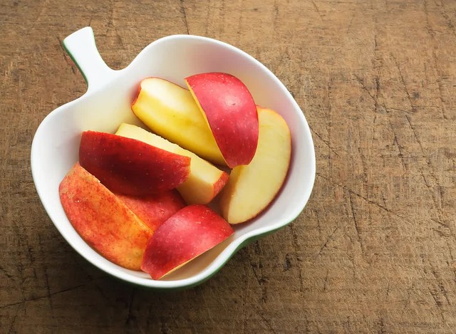 Nên ăn táo nguyên vỏ hay gọt vỏ? Thì ra bấy lâu nay nhiều người vẫn ăn sai cách khiến dinh dưỡng hao hụt- Ảnh 2.
