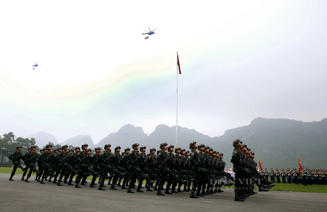 Màn bắn 21 loạt đại bác và 6 trực thăng bay diễu hành trong lễ tổng duyệt 70 năm chiến thắng Điện Biên Phủ- Ảnh 4.
