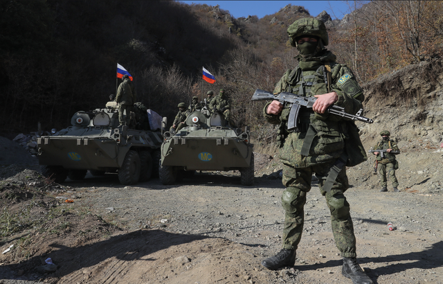 Sau cuộc điện thoại, ông Putin ra lệnh rút quân: Hàng nghìn lính Nga rời khỏi Karabakh, chuyện gì diễn ra?- Ảnh 2.