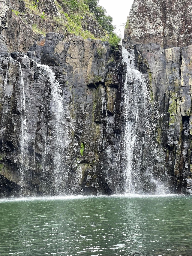 Phát hiện thác nước hùng vĩ như trên phim ở tỉnh miền Trung, rất gần điểm du lịch nổi tiếng mùa hè- Ảnh 3.