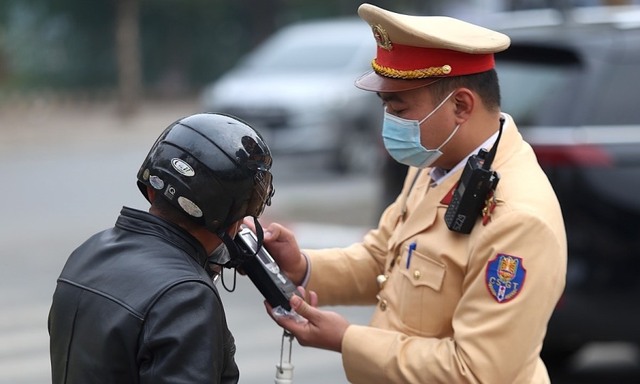 'Bị phạt 7 triệu vì chén rượu uống từ hôm trước': Uống rượu xong bao lâu thì yên tâm lái xe?- Ảnh 1.