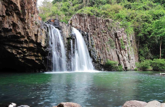 Phát hiện thác nước hùng vĩ như trên phim ở tỉnh miền Trung, rất gần điểm du lịch nổi tiếng mùa hè- Ảnh 1.